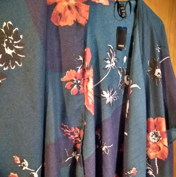 Open front floral poncho - Picture 3 of 5